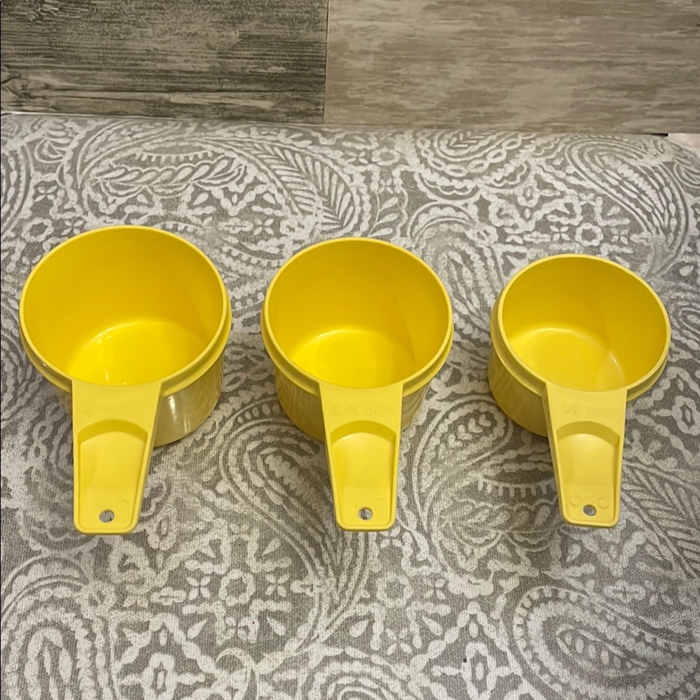 Tupperware‎ Yellow Measuring Cups Set